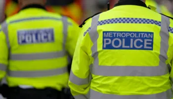 Trafikonin emigrantë me kamionë, dënohen me burg tre shqiptarë në Londër (Emrat)