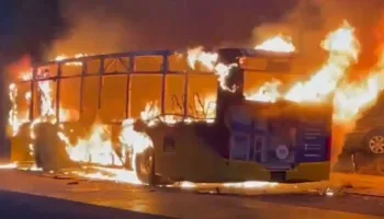 Tragjedi në Zvicër, autobusi shpërthen në flakë në mes të rrugës, 6 viktima dhe 5 të plagosur