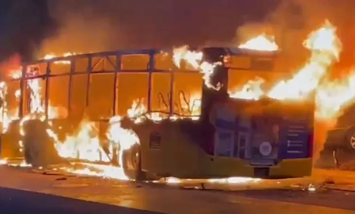 Tragjedi në Zvicër, autobusi shpërthen në flakë në mes të rrugës, 6 viktima dhe 5 të plagosur