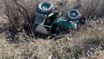 Traktori humb kontrollin dhe del nga rruga në Kolonjë, plagoset drejtuesi i mjetit