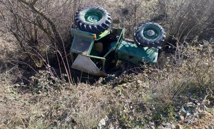 Traktori humb kontrollin dhe del nga rruga në Kolonjë, plagoset drejtuesi i mjetit