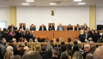 Tre vite nga tragjedia e Tempit në Greqi ku humbën jetën edhe 6 shqiptarë/ Nis gjyqi për aksidentin, por ndërpritet nga tensionet në sallë