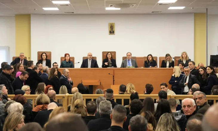 Tre vite nga tragjedia e Tempit në Greqi ku humbën jetën edhe 6 shqiptarë/ Nis gjyqi për aksidentin, por ndërpritet nga tensionet në sallë