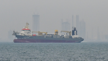 Tregjet globale në rënie mes tensioneve në Ngushticën e Hormuzit