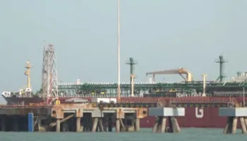 Tregjet luhaten nga lufta me Iranin, bursat bien dhe nafta mbetet mbi 100 dollarë mes sinjaleve të paqarta nga Trump