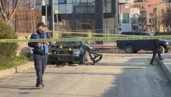 Tritoli ndaj makinës së policit për shkak të detyrës, e vendosën dy persona me motor