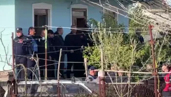 Tronditet fshati Kuman, burri i moshuar vr*t gruan dhe më pas veten. Flasin banorët