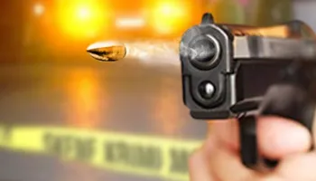 ‘Tronditet’ Saranda/ Një person qëllon disa herë në ajër dhe më pas i vë armën në kokë një tjetri, kapet autori