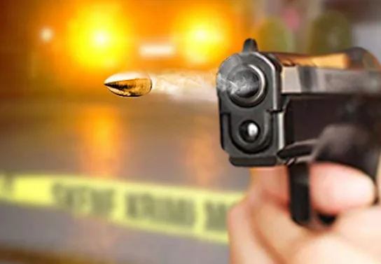 ‘Tronditet’ Saranda/ Një person qëllon disa herë në ajër dhe më pas i vë armën në kokë një tjetri, kapet autori