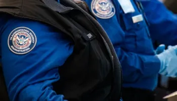 Trump dërgon agjentë të ICE-s në aeroportet amerikane për të ndihmuar me radhët dhe sigurinë