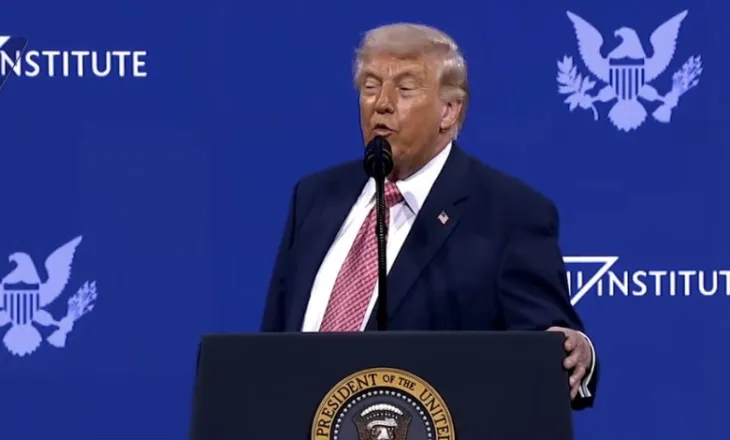 Trump, hajgare deri në tallje me pushtetin saudit: “Nuk mendonte se do të më puthte…”