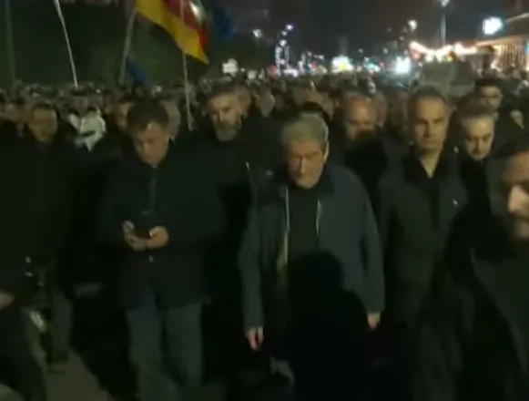 Tubimi i opozitës/ Protestuesit zhvendosen te Vila 31, policia bllokon hyrjet drejt ish-Bllokut