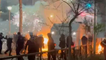 Tubimi i PD-së, protestuesit sulmojnë me molotovë policinë te xhamia e Namazgjasë