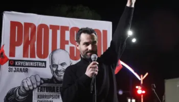 Tubimi i radhës/ “Shqipëria bëhet” proteston sërish para Kryeministrisë
