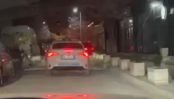 Turisti i huaj bie pre e një vjedhjeje në Vlorë, policia shpall në kërkim autorin/ I tërhoqi me dhunë varësen nga qafa dhe…