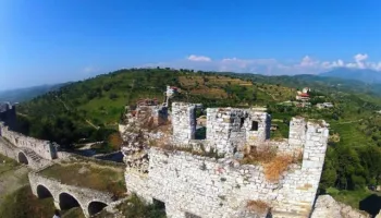 Turistja bie nga një mur në lagjen ‘Kala’ në Berat , transportohet tek Trauma