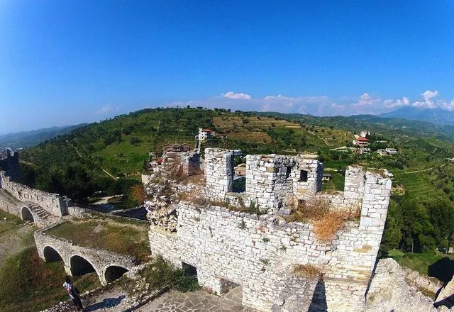 Turistja bie nga një mur në lagjen ‘Kala’ në Berat , transportohet tek Trauma