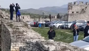 Turistja holandeze bie nga lartësia ndërsa vizitonte Kalanë e Beratit, dërgohet me urgjencë në spital