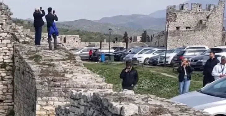 Turistja holandeze bie nga lartësia ndërsa vizitonte Kalanë e Beratit, dërgohet me urgjencë në spital