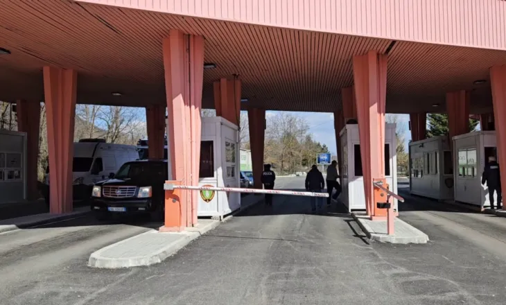 “Turizmi” i naftës/ Drejtuesit e mjeteve zgjedhin të furnizohen në Maqedoninë e Veriut, shkak çmimi 60 lekë më pak