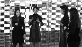 “Two People Exchanging Saliva”, dashuria e ndaluar në botë pa puthje