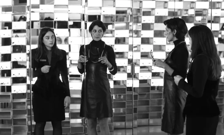 “Two People Exchanging Saliva”, dashuria e ndaluar në botë pa puthje