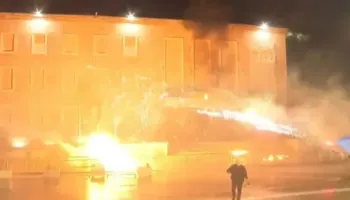 Tym e flakë, protestuesit hedhin molotovë drejt Kryeministrisë, policia përgjigjet me ujë