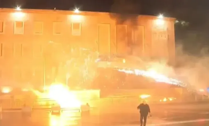 Tym e flakë, protestuesit hedhin molotovë drejt Kryeministrisë, policia përgjigjet me ujë