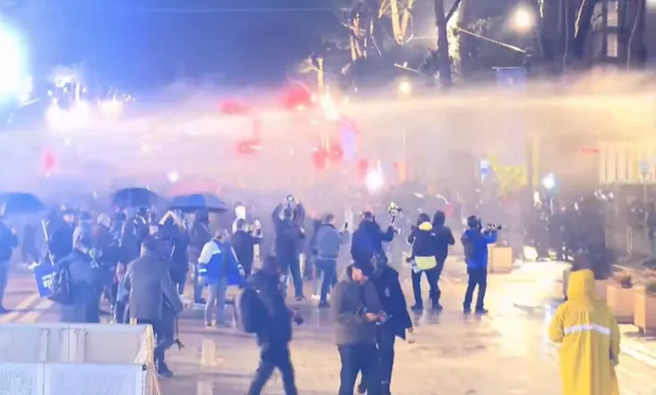 U arrestuan në protestën e opozitës, lirohen 15 protestuesit