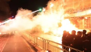 U arrestuan pas përshkallëzimit të tensioneve në protestën e PD-së, Gjykata e Tiranës liron nga burgu 15 protestuesit