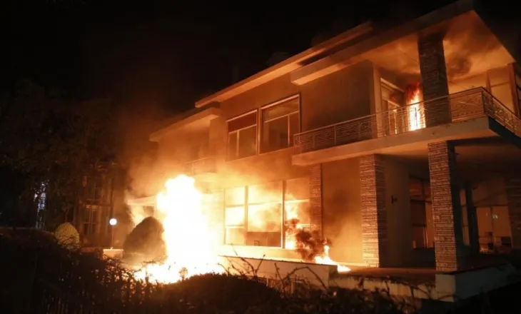 U dogj simbolikisht fasada e rreme e ‘Vilës së Artit’…