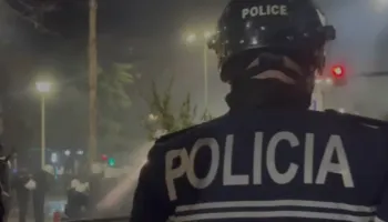 U goditën me molotov pranë xhamisë së Namazgjasë, plagosen rëndë dy efektivët! Nisen drejt Spitalit Ushtarak