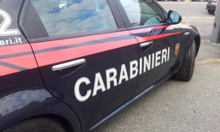 U iku karabinierëve dhe i theu nofullën njërit prej tyre, përfundon arratia e shqiptarit në Itali