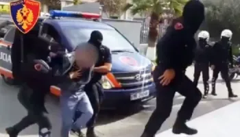 U kapën ‘mat’ duke transportuar emigrantë ilegalë, 2 në pranga, e pëson dhe klandestini