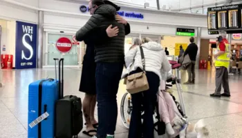 “U larguam sapo dëgjuam…”/ Mbërrin në Londër avioni i parë me britanikët e bllokuar në Lindjen e Mesme