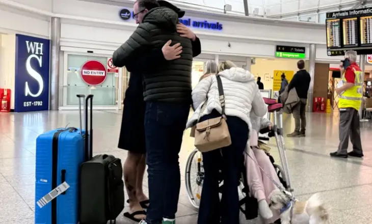 “U larguam sapo dëgjuam…”/ Mbërrin në Londër avioni i parë me britanikët e bllokuar në Lindjen e Mesme