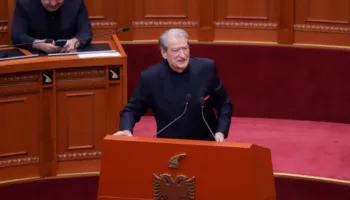 U mbajt një minutë heshtje për familjen e Adem Jasharit, Berisha-socialistëve: Ulni kokën se nuk votoni genocidin serb në Kosovë