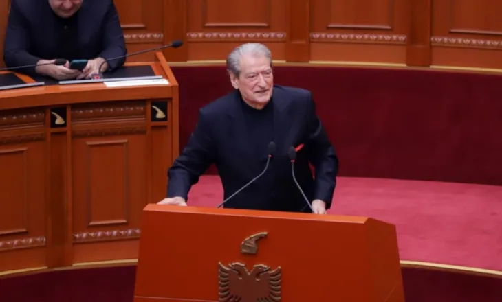 U mbajt një minutë heshtje për familjen e Adem Jasharit, Berisha-socialistëve: Ulni kokën se nuk votoni genocidin serb në Kosovë