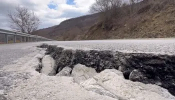 U përdor si alternativë pas bllokimit të aksit Prrenjas-Librazhd, rruga Maliq-Lozhan pëson dëmtime