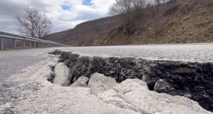 U përdor si alternativë pas bllokimit të aksit Prrenjas-Librazhd, rruga Maliq-Lozhan pëson dëmtime