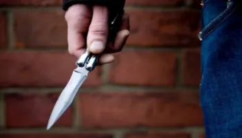 U plagosën me thikë/ Transportohen në spitalin e Traumës tre të rinj nga Bulqiza