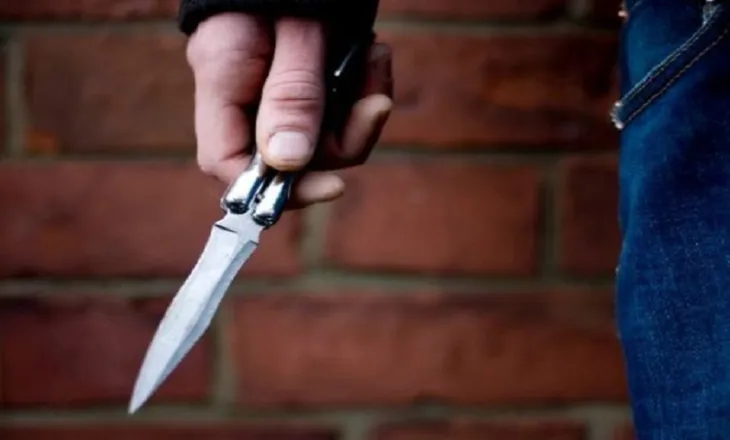 U plagosën me thikë/ Transportohen në spitalin e Traumës tre të rinj nga Bulqiza