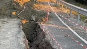 U shemb një vit pas inaugurimit, 50 metra asfalt i çarë në Zavalinë, banorët: Askush nuk na dëgjon