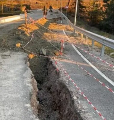 U shemb një vit pas inaugurimit, 50 metra asfalt i çarë në Zavalinë, banorët: Askush nuk na dëgjon