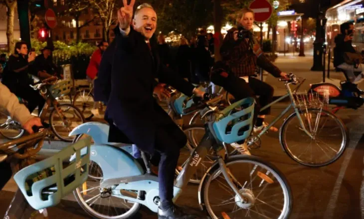 U zgjodh kryetar i ri i Bashkisë së Parisit, Emmanuel Grégoire feston duke bërë xhiro me biçikletë: Kam shumë punë, do të filloj që nesër
