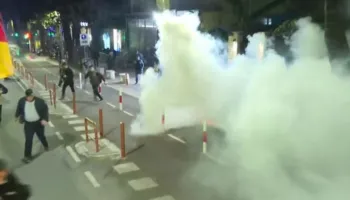 Ujë me presion dhe gaz lotsjellës ndaj protestuesve! Policia nuk i lejon të kalojnë drejt AKSHI-t, përplasen me Nokën