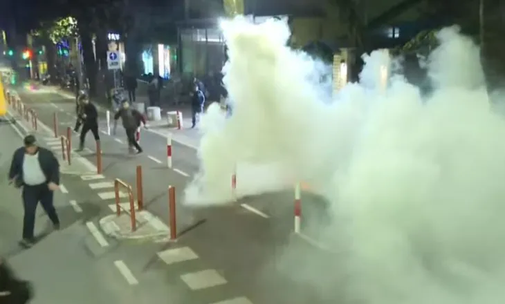 Ujë me presion dhe gaz lotsjellës ndaj protestuesve! Policia nuk i lejon të kalojnë drejt AKSHI-t, përplasen me Nokën