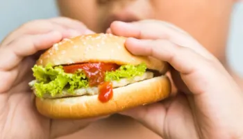 Ushqime jo të shëndetshme/ Raporti botëror: Obeziteti te fëmijët pritet të përkeqësohet deri në vitin 2040