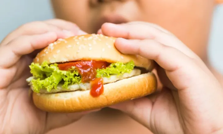 Ushqime jo të shëndetshme/ Raporti botëror: Obeziteti te fëmijët pritet të përkeqësohet deri në vitin 2040