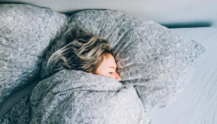 Ushqimet që ju ndihmojnë të luftoni pagjumësinë